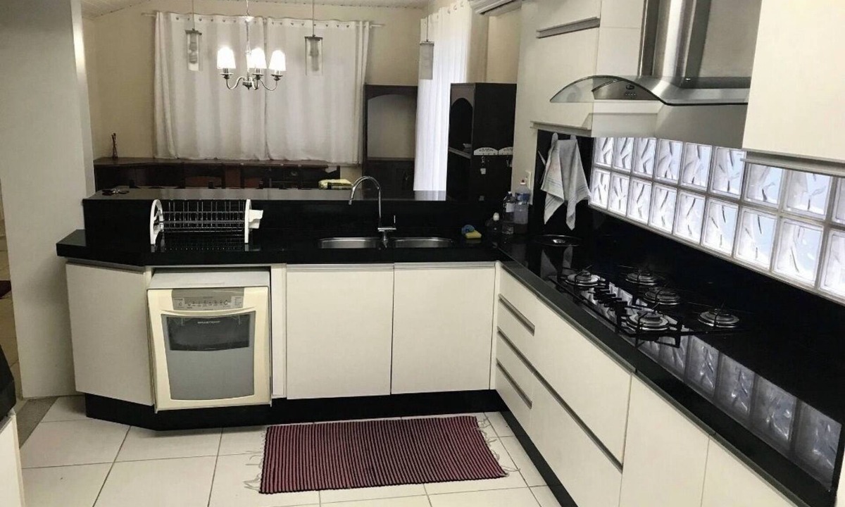 Centro House | 300 METERS FROM THE MAIN BEACH IN B. CAMBORIU/17 PEOPLE/A/C/4 AVAILABLE/SWIMMING POOL/PISC