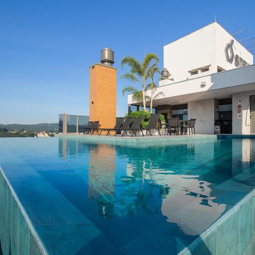 Centro Apartment | Ap completo a 900m da Vila Germânica com Piscina, Academia, Wi-Fi, Ar, Garagem e Tv no quarto