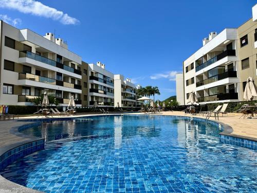 Cachoeira do Bom Jesus Apartment | AP em Condomínio Clube - Uma quadra do mar