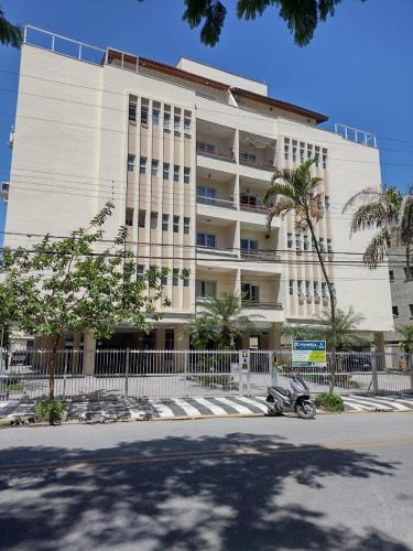 Vila Julia Apartment | Apto Completo a 500 m da Praia da Enseada, Garagem e Wi-Fi