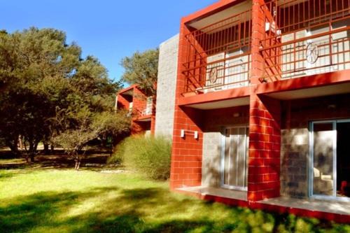La Poblacion Apartment | Arcángeles del Oeste - Descanso al pie de la montaña