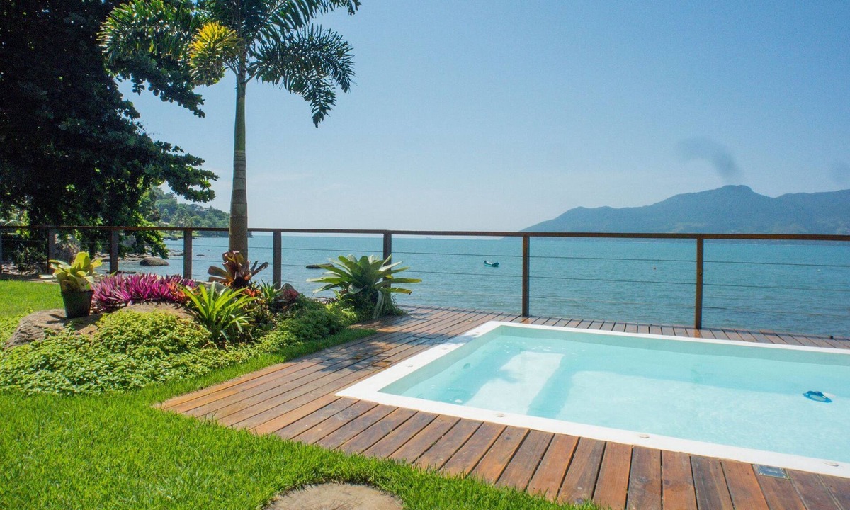 Prainha Villa | Beachfront Home with Pool in São Sebastião