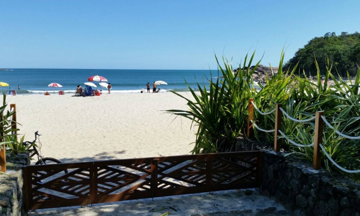 Sao Sebastiao House | Beachfront house in a unique gated community, total privacy - Camburizinho