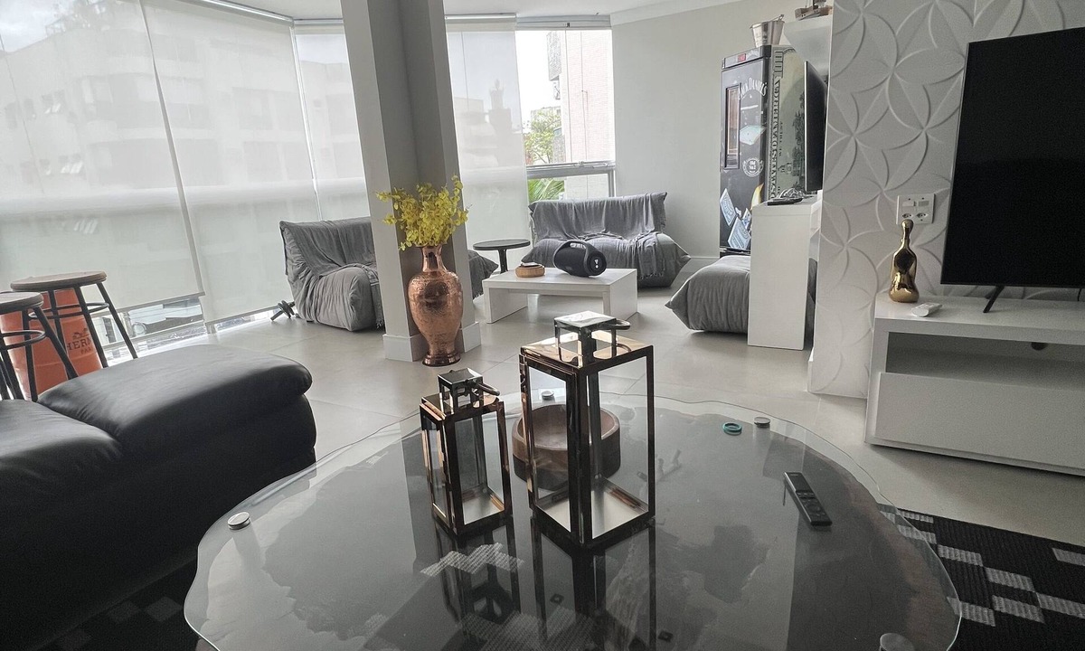 Jardim Sao Miguel Apartment | Beautiful 4-suite Enseada apartment with gourmet balcony