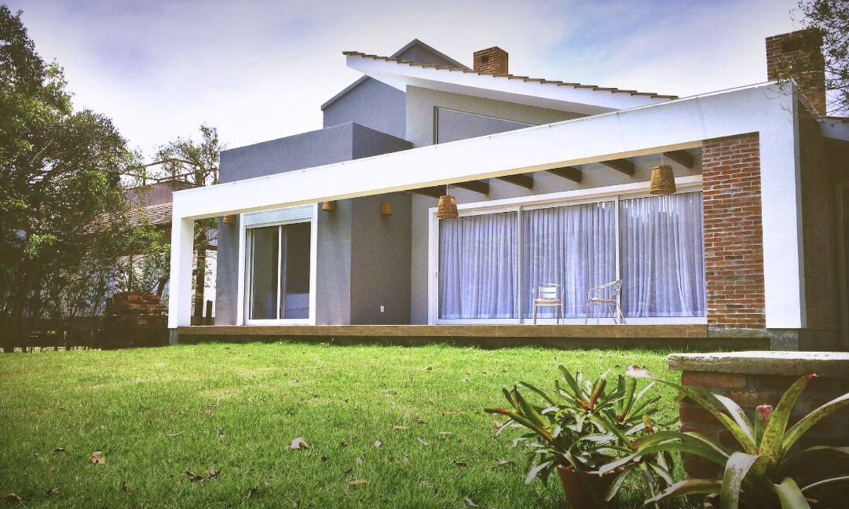 Praia do Rosa House | Beautiful Luxury House in Gated Community by the Lagoon