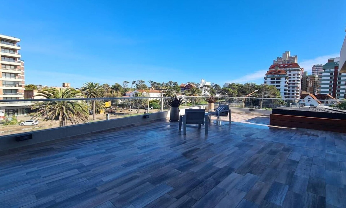 Pinamar Apartment | Beautiful three-room apartment in the center of Pinamar, steps from the sea.