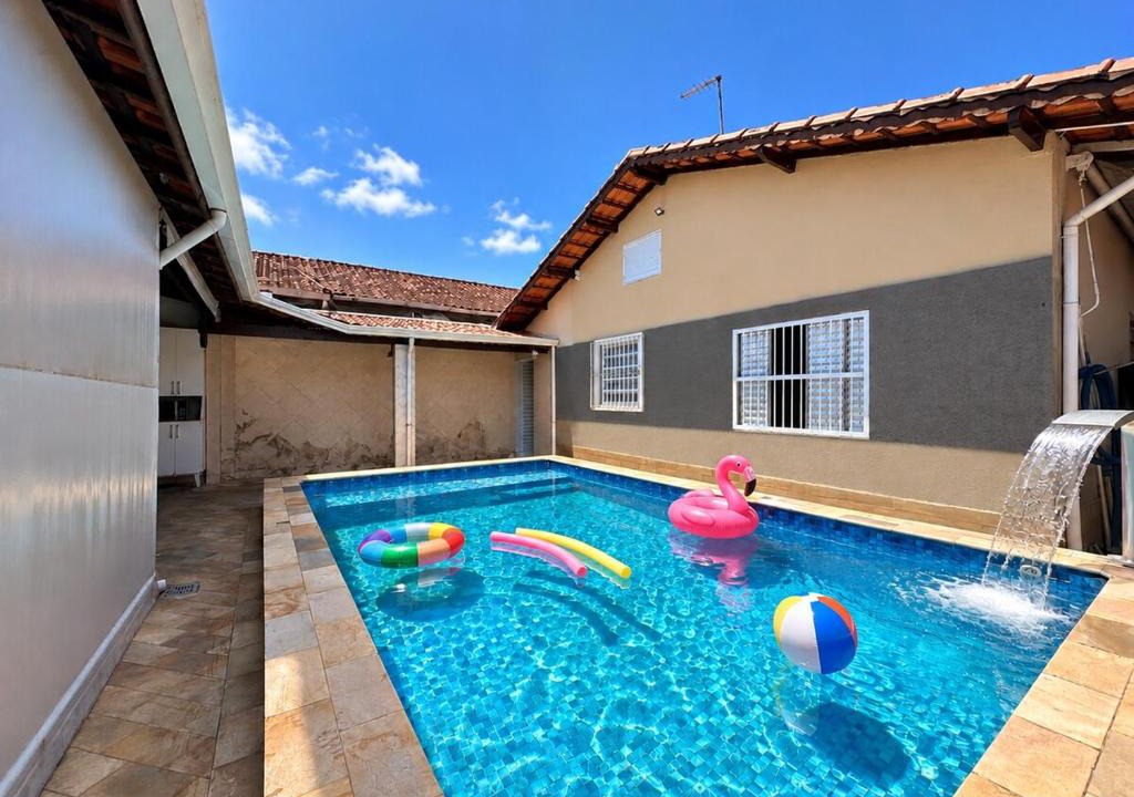 Jardim Imperador House | Bela Casa com Piscina Aquecida em Aquecimento Solar, Perto da Praia, 4 Quartos, Área Gourmet Completa a Beira da Piscina com Churrasqueira, Fogão e Mesa de Jantar, 4 Vagas de Garagem