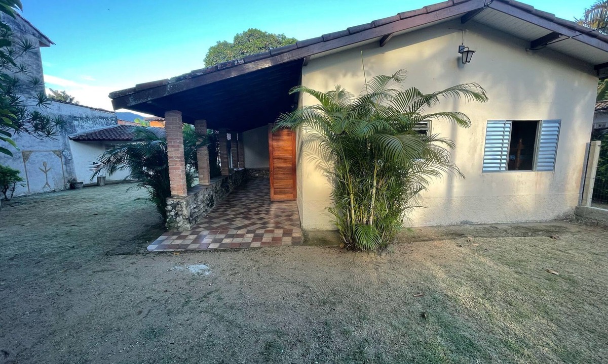 Boicucanga Beach Ski Chalet | Large house one block from Boissucanga beach