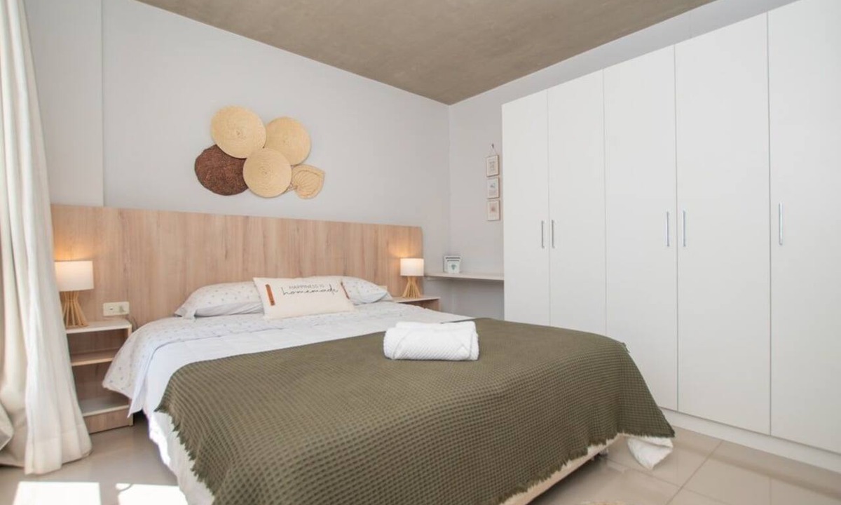 Luque House | Bright Two bedroom, Balcony, Pool and Free Parking
