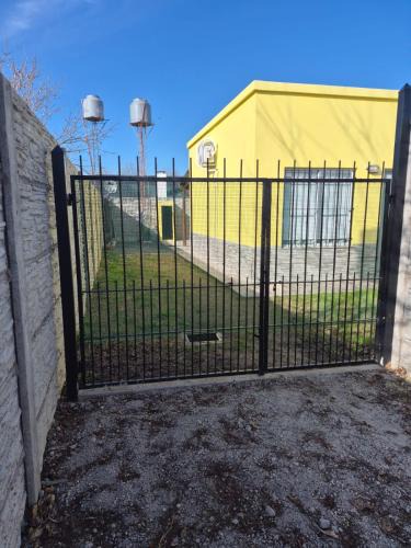 Gowland House | Casa Amarilla