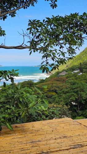 Rio das Pacas House | Casa ampla e confortável com vista mar com spa e lareira, 5 mim praia
