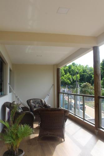 Iriri House | Casa com mezanino, de frente para o mar