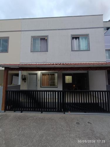 Poco Fundo Apartment | Casa com tres quartos e garagem