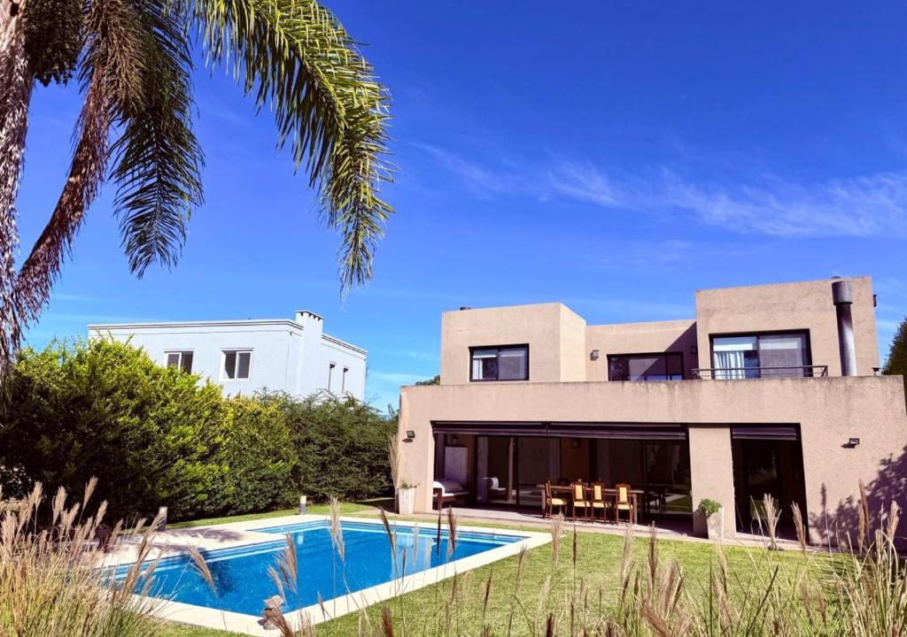Pilar Centro House | Casa con piscina en Estancias del Pilar, 3 dormitorios, jardín y parrilla