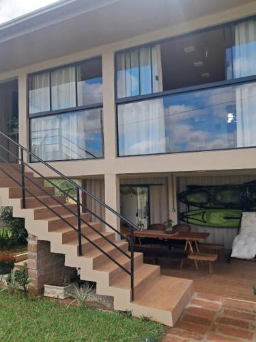 Harmonia House | Casa contêiner na beira do rio