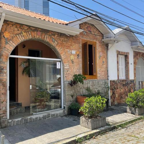 Pinheiros Villa | Casa de Tijolos com Churrasqueira Vila Fechada