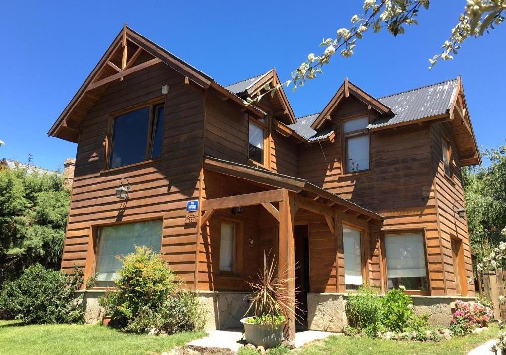 San Martin de los Andes Ski Chalet | Casa familiar en barrio tranquilo.