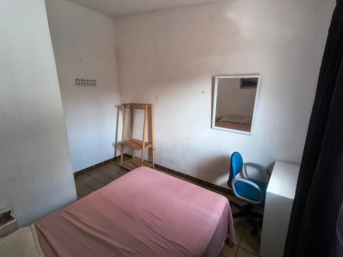 Campo Grande Hostel | casa jota quarto com cama de casal e ar wc compartilhado
