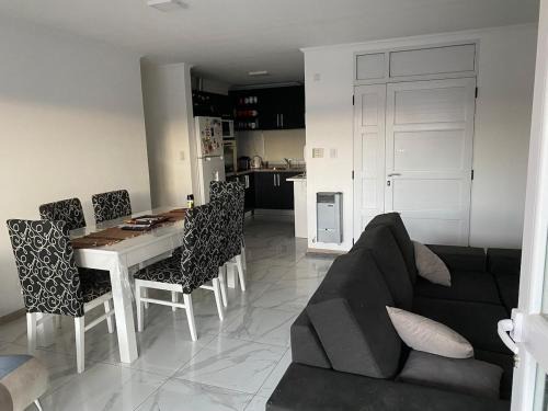 San Nicolas de los Arroyos House | Casa quinta moderna, con pileta, parrilla, galería, 2 habitaciones, todos los servicios