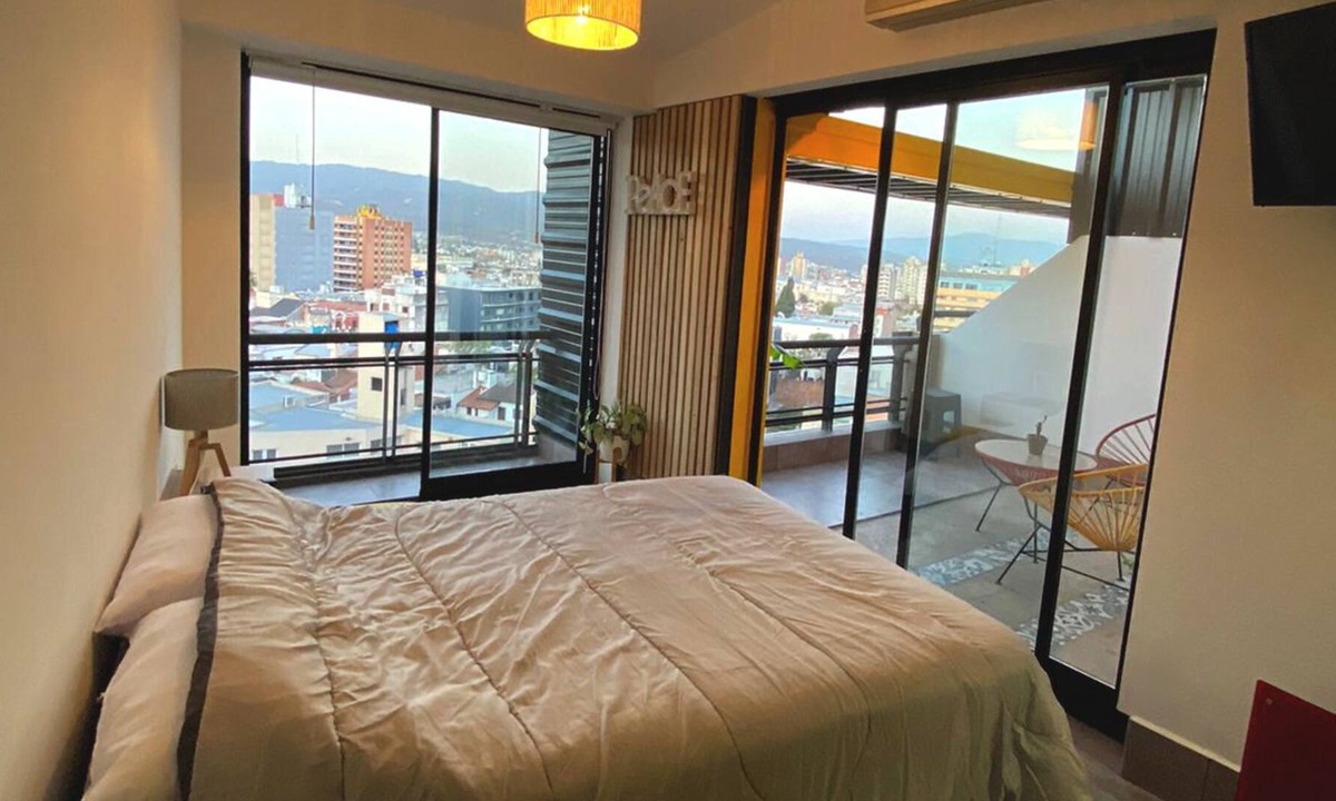 San Salvador de Jujuy Apartment | Cercano al centro de la ciudad pero en un barrio tranquilo, rodeado de árboles.