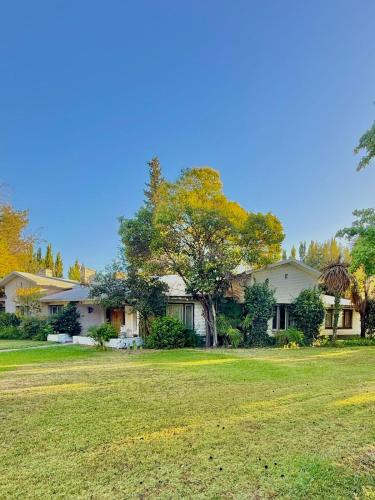Comahue House | Chacra Los Cipreses - Casa completa con gran parque arbolado, 6 personas, entorno tranquilo
