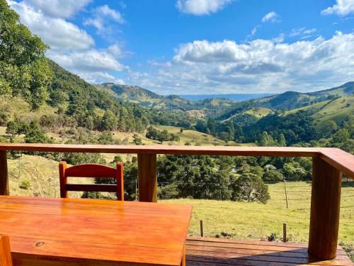 Corrego do Bom Jesus House | Chalé Mirante Da Colina 9, com hidromassagem privativa, café da manhã e piscina