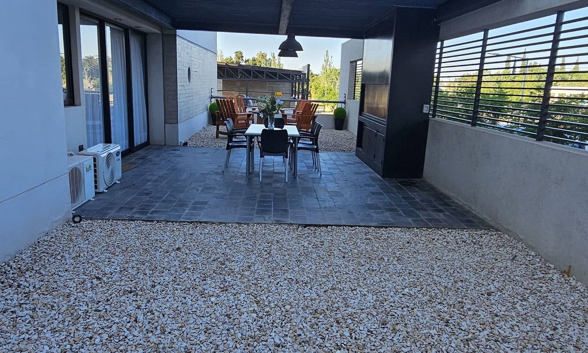 Villa Nueva Apartment | Charming 2-bedroom apartment in fabulous Mendoza close to shopping center.