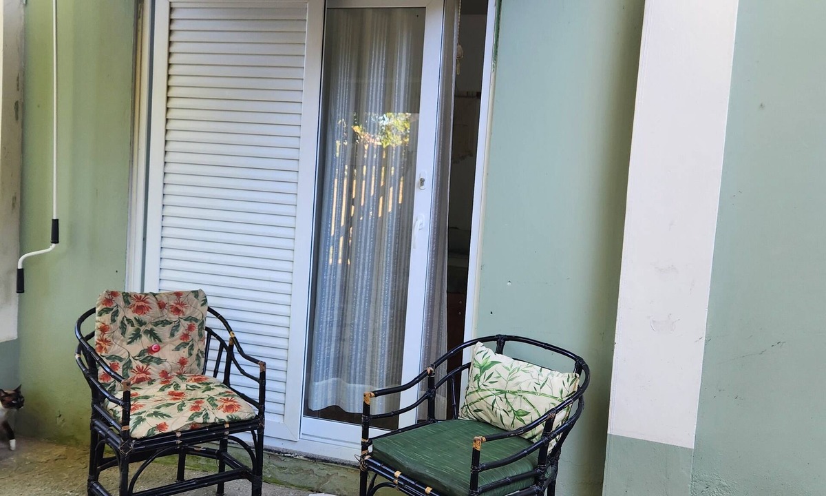 Armacao House | Comfortable suite on a quiet street near Armação beach.