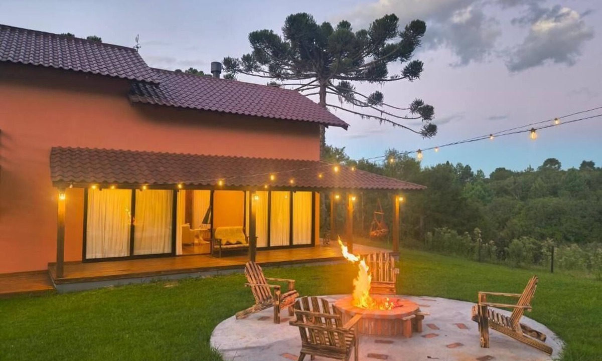 Lages Cottage | Country house in Lages, Aconchego Serrano, with outdoor hot tub.