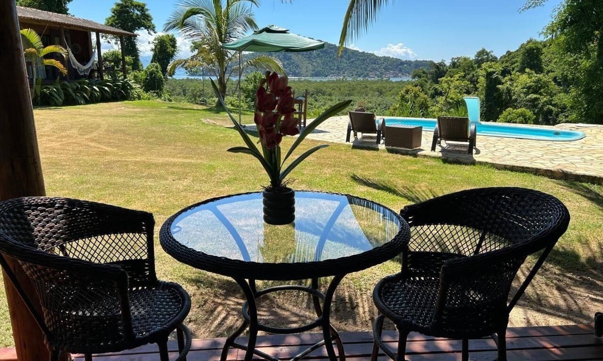 Barra Grande Ski Chalet | Cozy chalet in Paraty with a bathtub and a beautiful sea view.