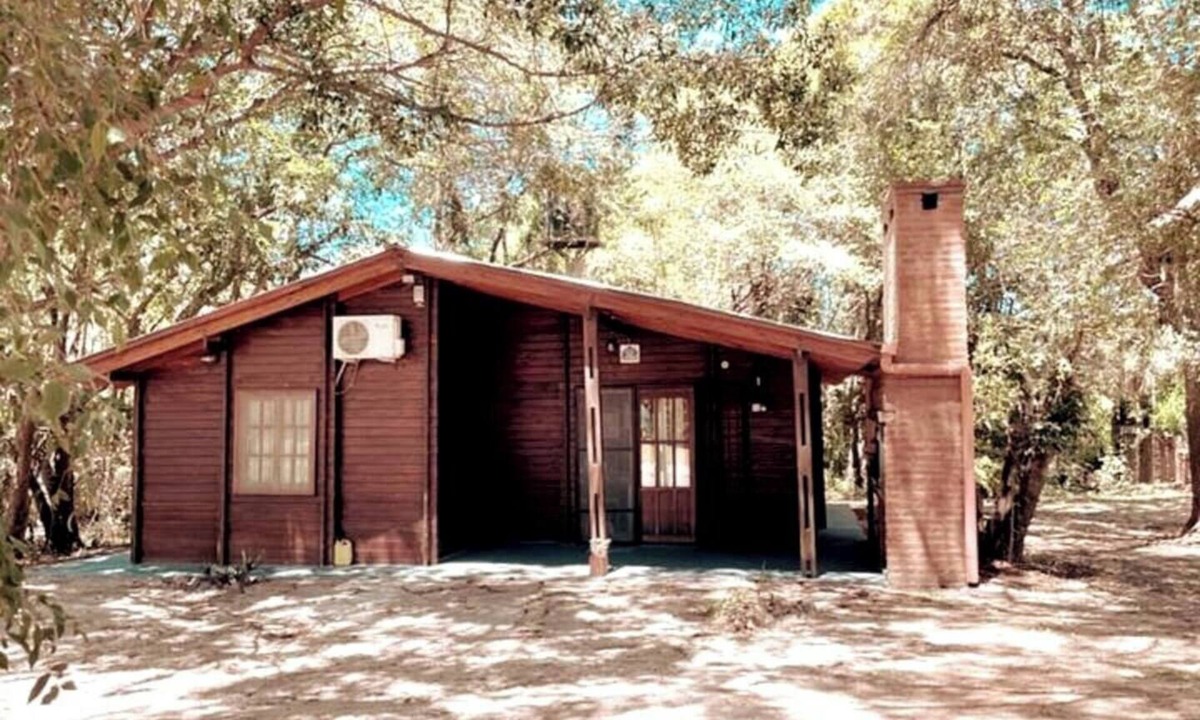 Paso de la Patria Cabin | Cozy wooden cabin in superb Paso de la Patria with WiFi, AC