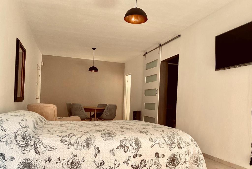 San Juan Apartment | Departamento amplio, muy bien ubicado, dos ambientes, separado cocina y baño, el barrio no es lindo pero las instalaciones perfectas y li