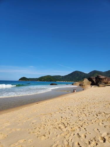 Trindade House | Entre o mar e a serra vista natural inesquecível