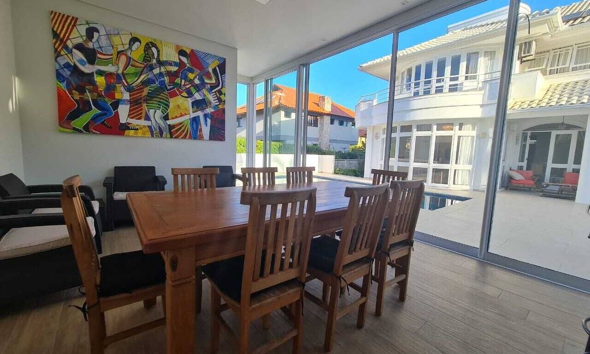 Jurere Internacional House | Excellent location and space, 300 m from Jurere Internacional Beach.