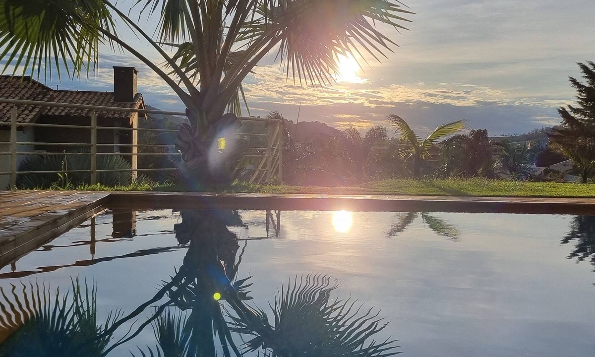 Tres Pontes House | Fireplace, swimming pool, 4 suites, private mini-golf, gated community with 24-hour security.