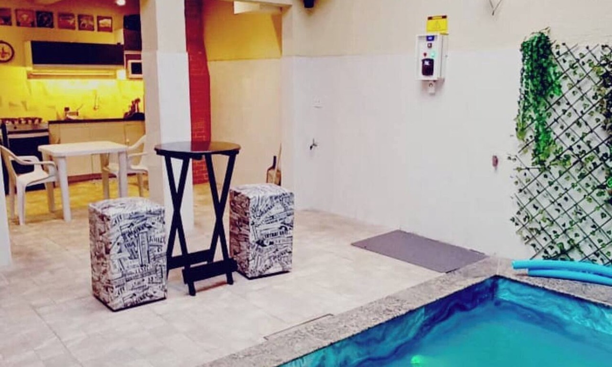 Zona Leste House | Heated pool and fireplace for couples