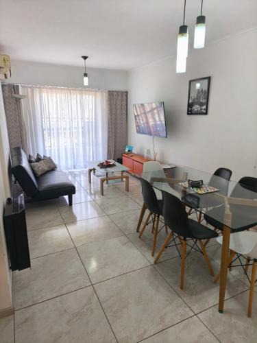 Centro Apartment | Hermoso re completo cómodo balcón al frente 3 dorm