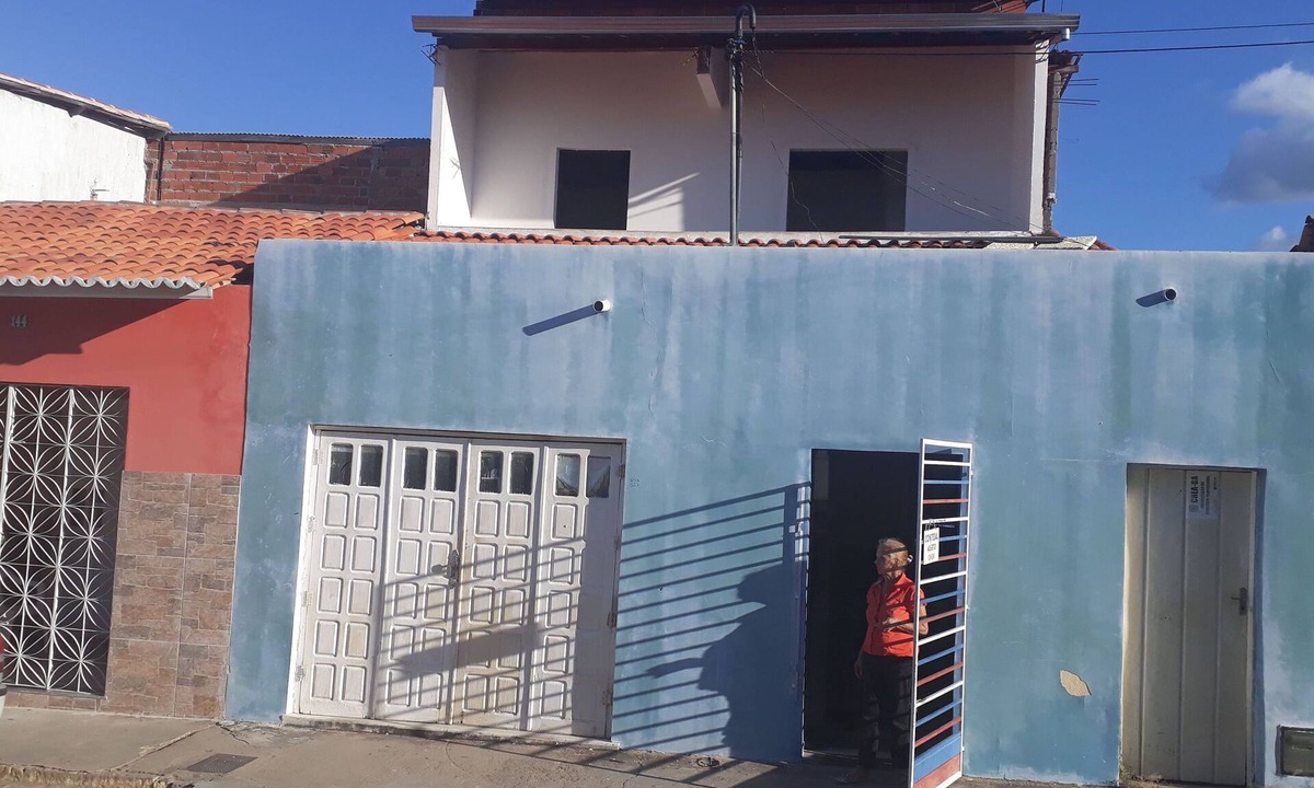 Itaberaba House | House facing a garden called: Praça das Formigas (Ants' Square) with a first floor.