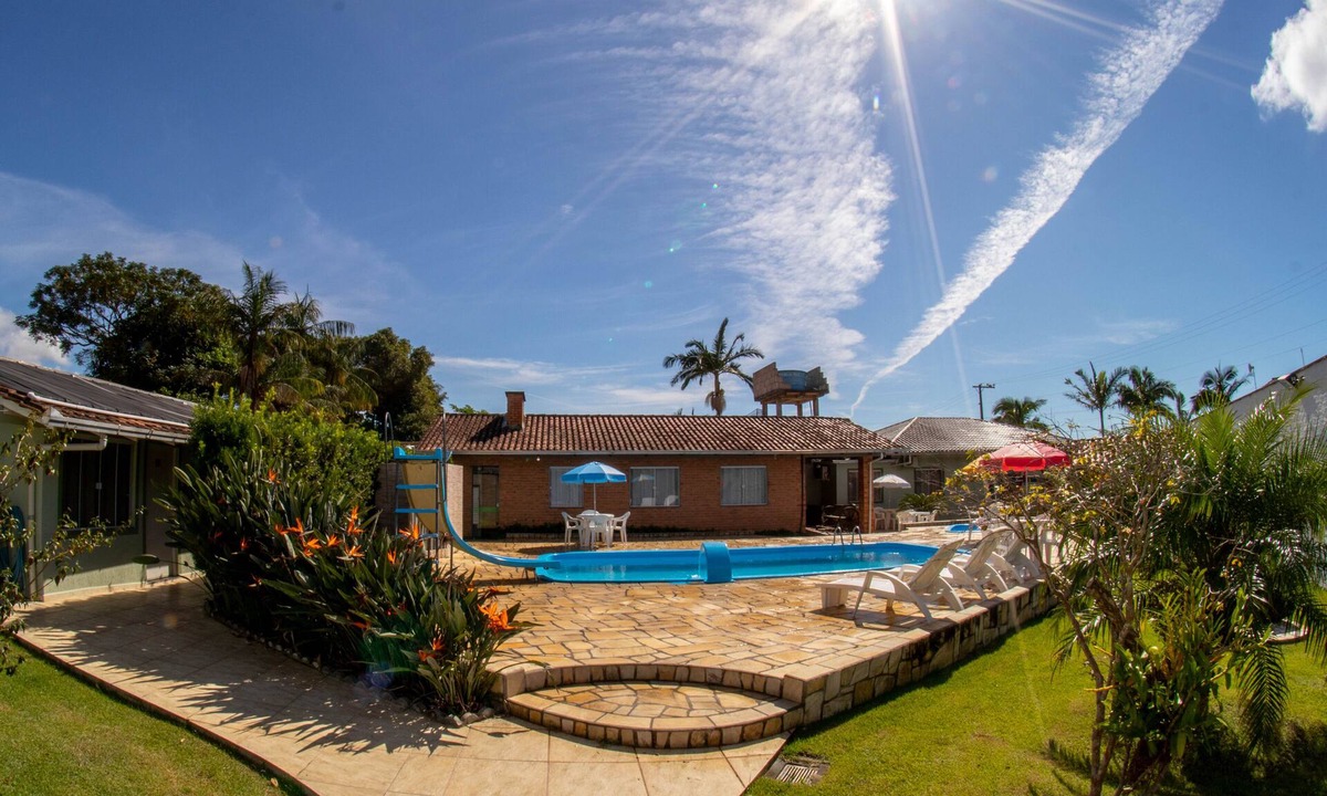 Nossa Senhora de Fatima House | House with 10 suites/air conditioning for groups, families, and excursions. Penha - Beto Carrero, sleeps 50.
