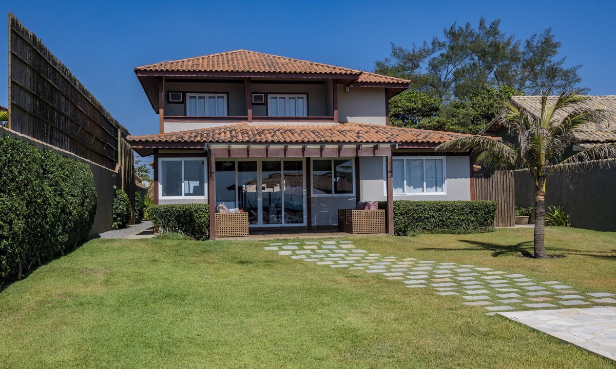 Praia Rasa House | House with pool and beachfront access.