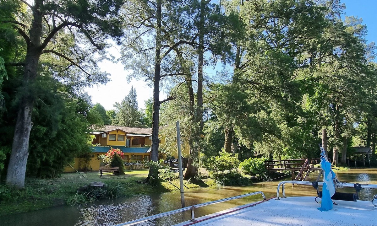 Partido de Tigre Cottage | In front of the river, in Delta de Tigre, ideal for groups of 10 to 20 people.