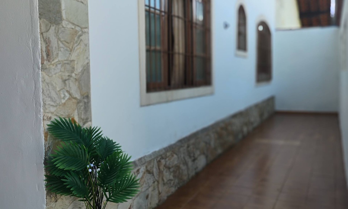 Jardim Imperador House | Large beach house, right on the sand.