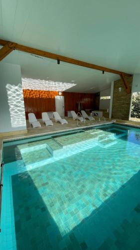 Lago Puelo Cabin | Las Nubes Piscina interior y exterior