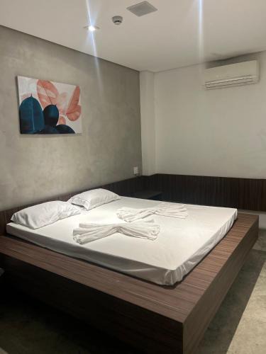 Casa Verde Apartment | Lindo quarto com uma cama super espaçosa, quarto com o banheiro de banho e o de uso pessoal separados