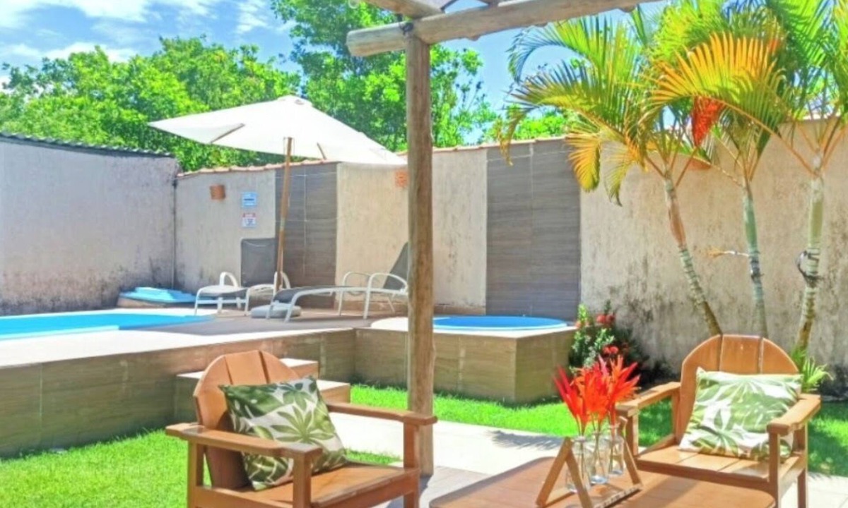 Coroa Vermelha House | Located 700 meters from the beach, it accommodates up to 15 people in beds and is pet-friendly.