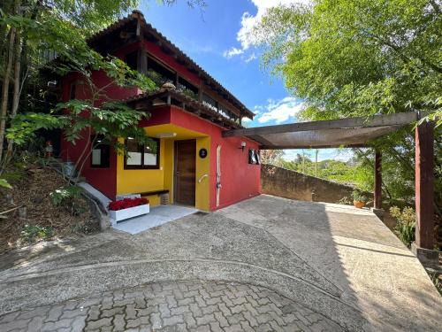 Carapicuiba Ski Chalet | Loft Aconchegante com Atmosfera Intimista em Meio à Natureza – Granja Viana