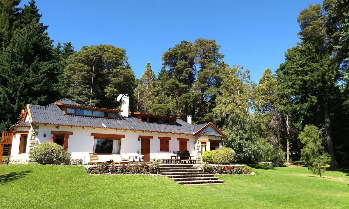 Villa Arelauquen Cabin | Magnificent Lakefront Property Set In An Acre Of Private Parkland