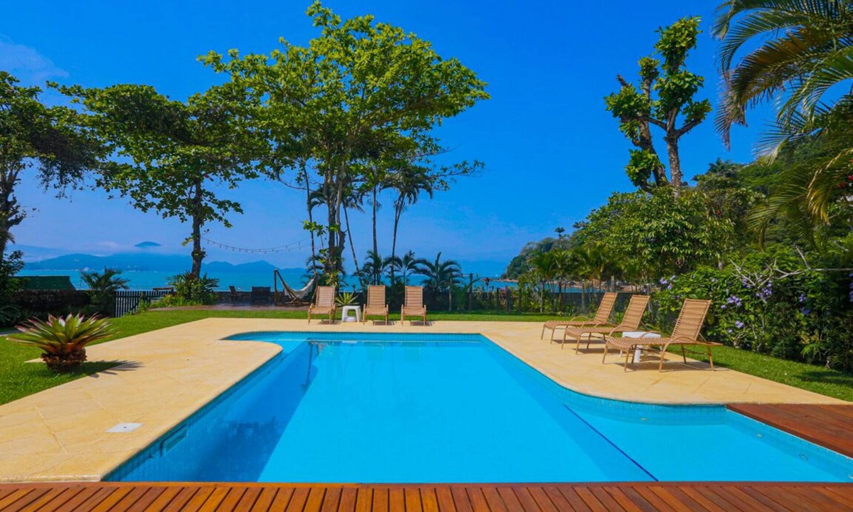 Toninhas House | Magnificent Casa Pé na Areia: Swimming Pool, AC Suites and Serv. Kitchen /Cleaning Included