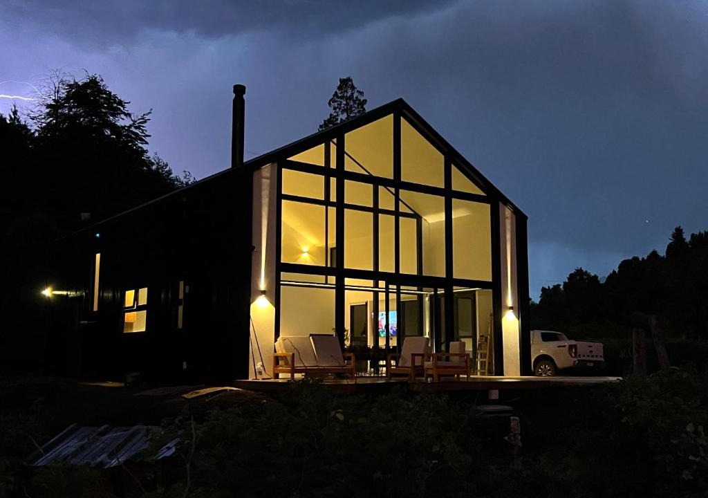 El Bolson House | Moderna Casa entre Campo de Frambuesas