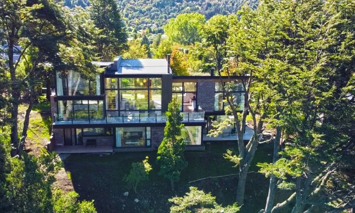 Villa Arelauquen House | New Modern Home, Golf, Polo, Few Minutes From Catedral Ski Resort.